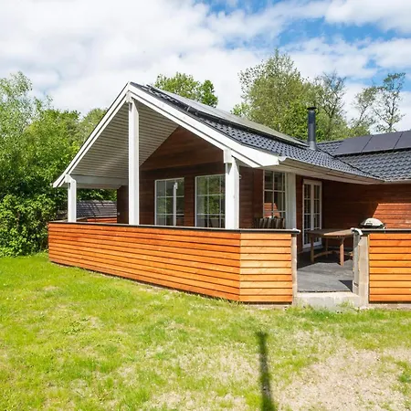 Vakantiehuis Enchanting With Whirlpool-by Traum *